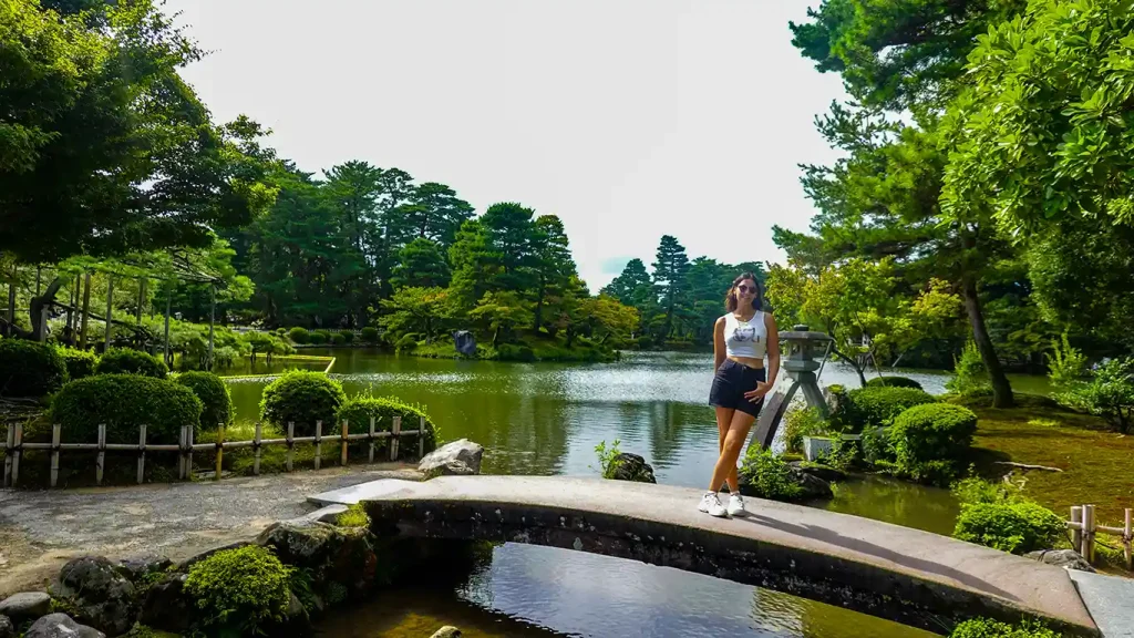 Noelia en un pequeño puente en el Jardín Kenrokuen, es uno de los más bonitos de Japón