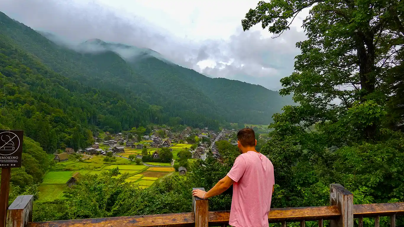 En el mirador de Shirakawa-go con vistas a la aldea