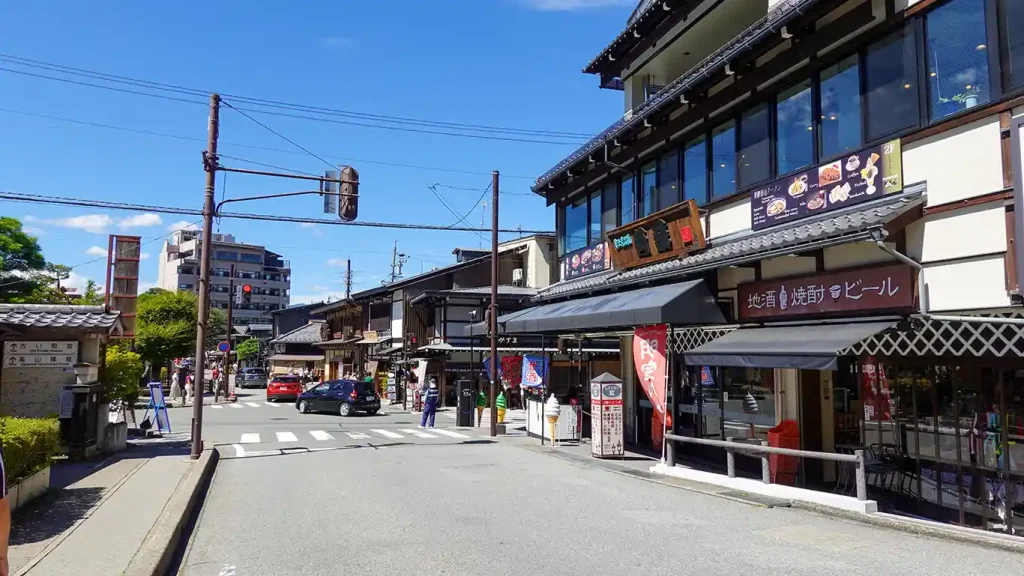 Varios coches en una carretera en Takayama, una forma de moverse por Los Alpes Japoneses
