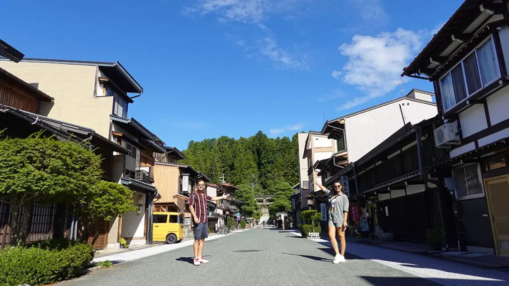 Dos Viajeros Viajando en Takayama haciendo turismo sin las maletas