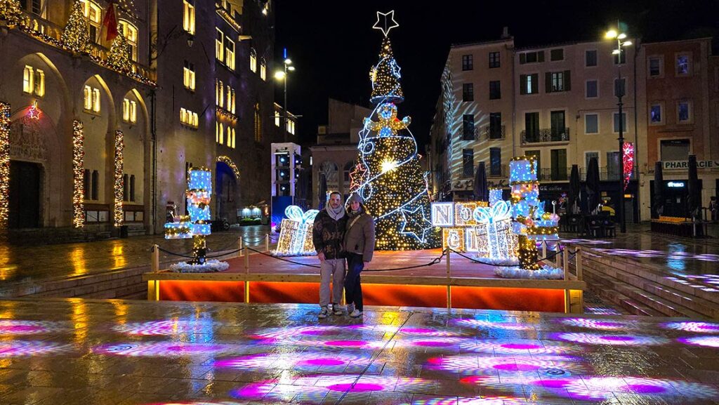 Árbol de Navidad iluminado en una plaza de Narbona.