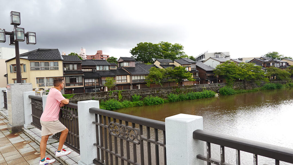 Las vistas desde Asanogawa Bridge en el Asano River que cruza la ciudad de Kanazawa