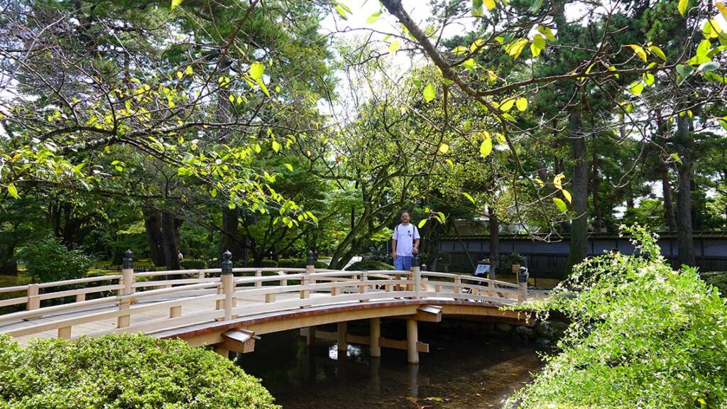 Puente en el Jardín Kenrokuen sobre un riachuelo del parque