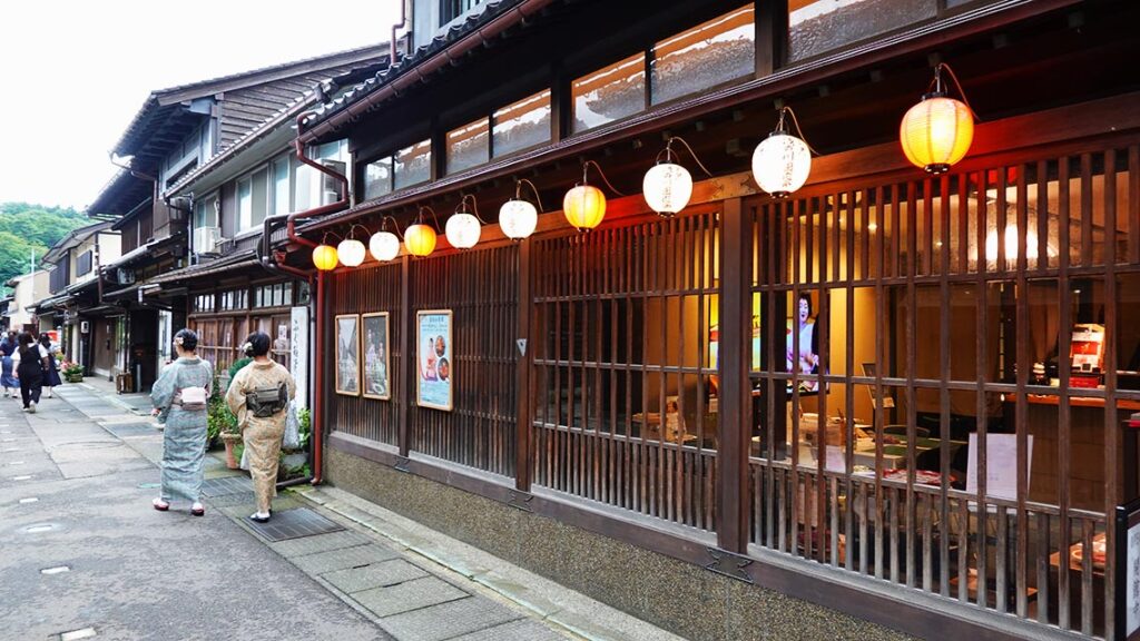 En el Distrito Higashi hay muchas geishas paseando o haciendo su vida