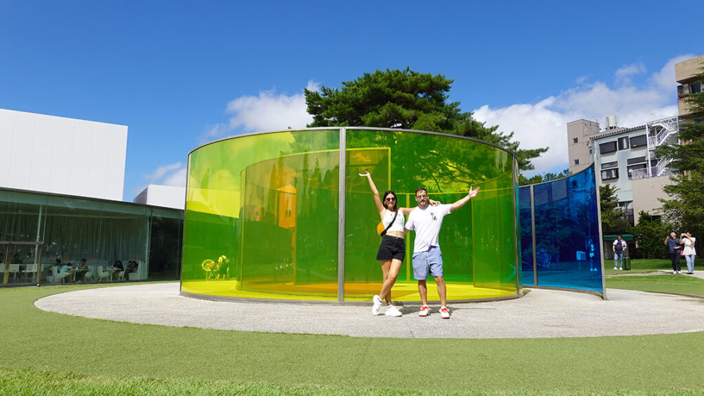 Escultura de cristales de colores en el exterior del Museo contemporáneo de Kanazawa