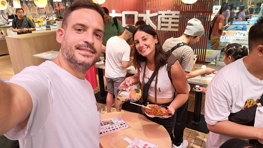 Nosotros comiendo en una parada del Mercado Omicho
