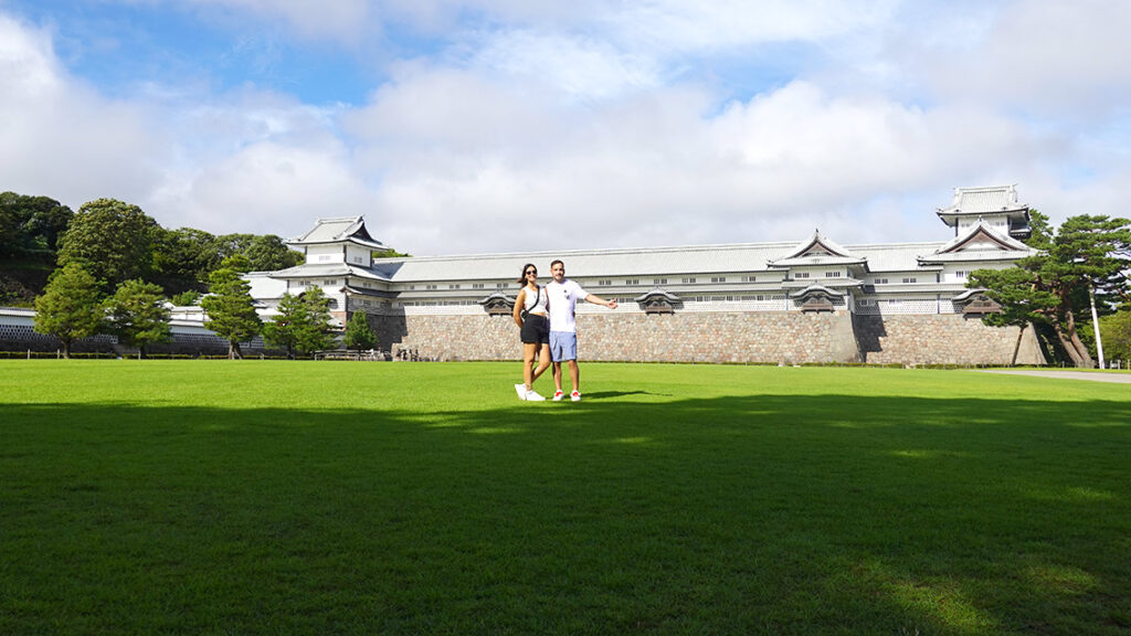 Jardín de cesped en el exterior del castillo de Kanazawa
