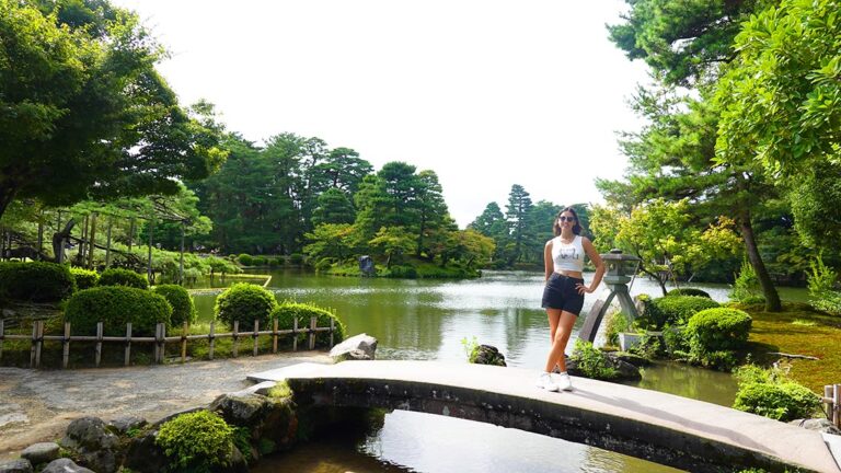 Puente y lámpara de piedra del Jardín Kenrokuen