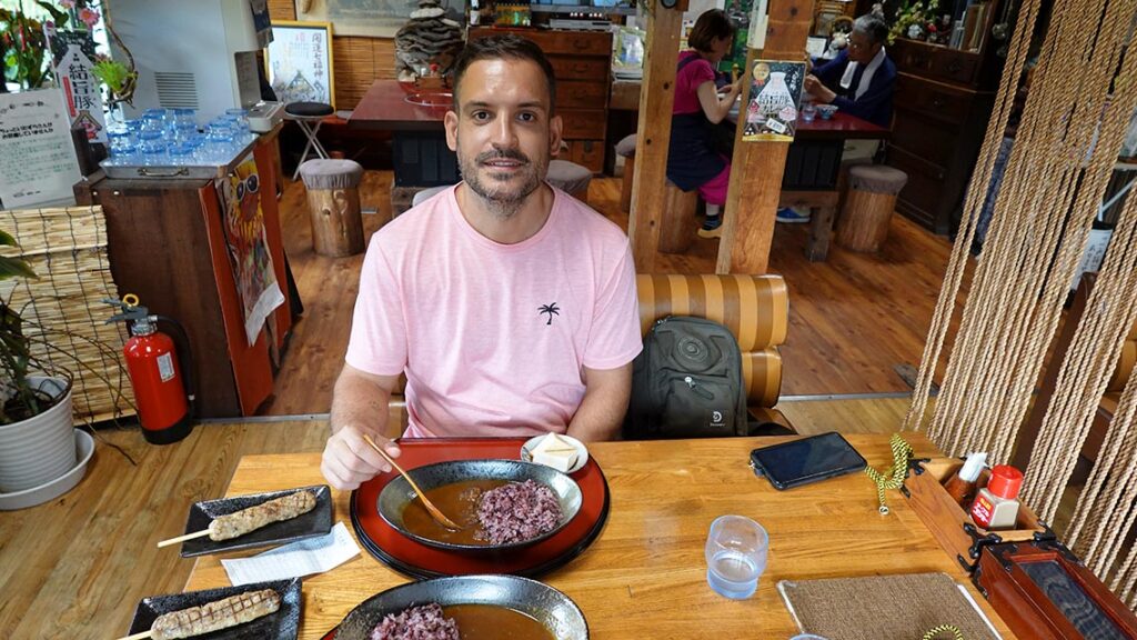 Comiendo en un restaurante en un restaurante local de Shirakawa-go