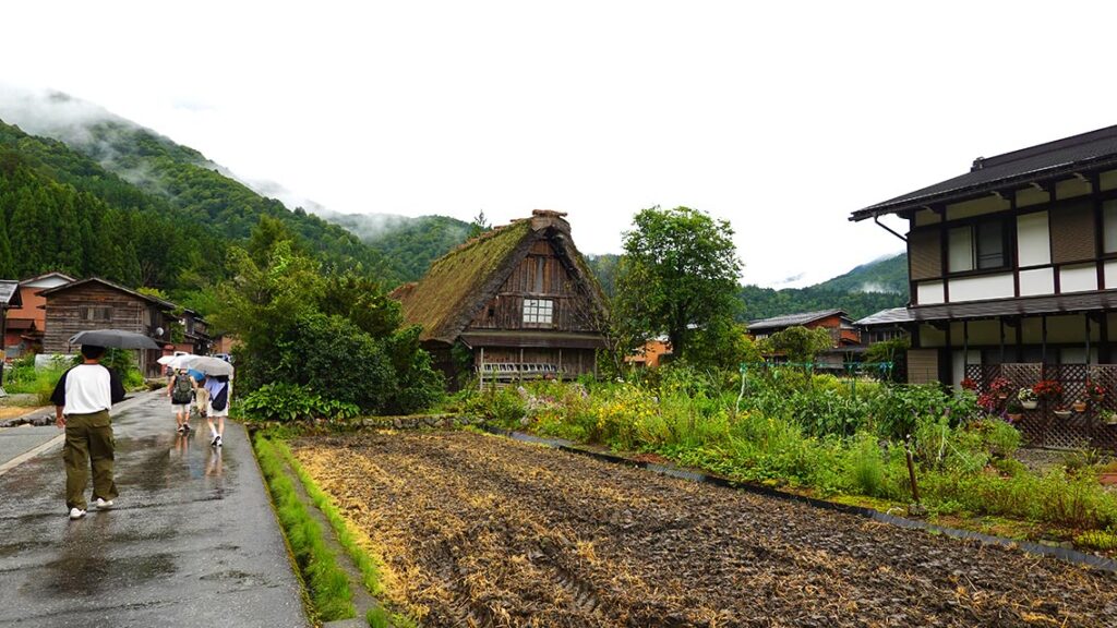 Paisaje con aldeas de paja y gente paseando en Shirakawa-go