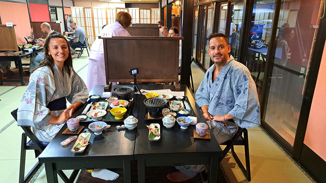 Restaurante con cena tradicional en el Ryokan