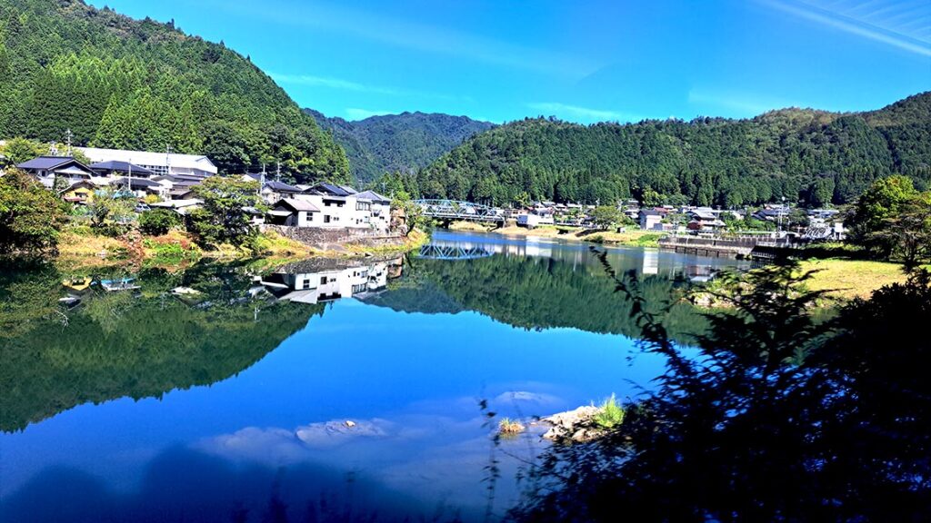 Río entre montañas llenas de árboles en Takayama
