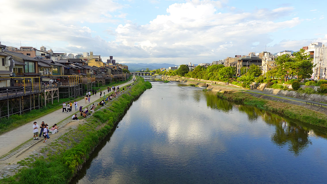 Paseo por el río que cruza Kioto
