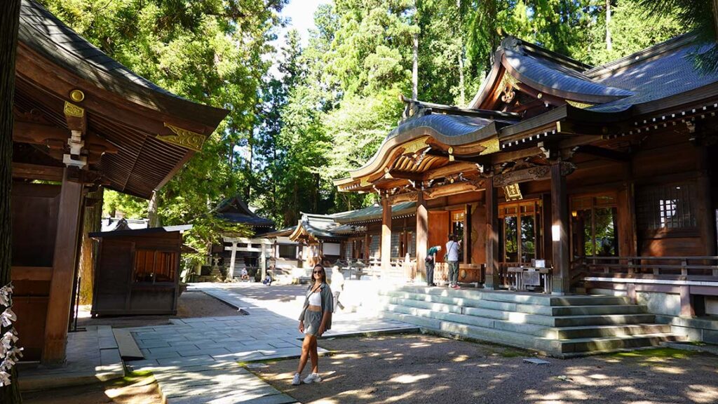 Noelia en el Santuario Sakurayama Hachimangu en Takayama