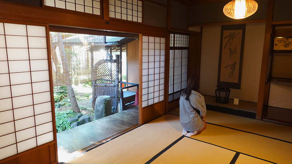 Noelia sentada en Interior de un ryokan en Takayama