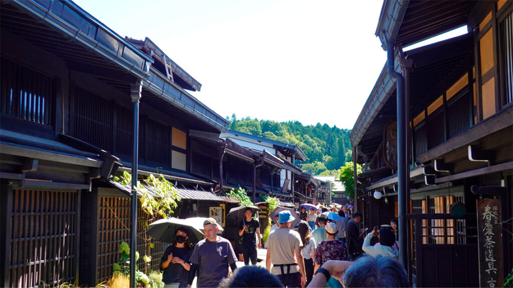 La calle más céntrica de Takayama con gente de paseo