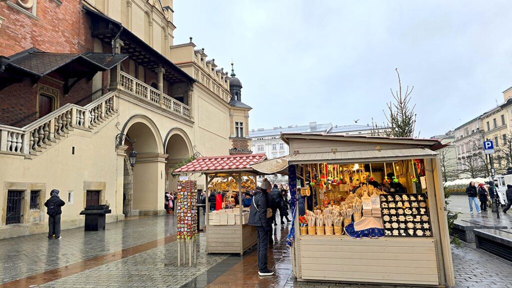 Puestos de artesanía del mercadillo navideño de Cracovia.