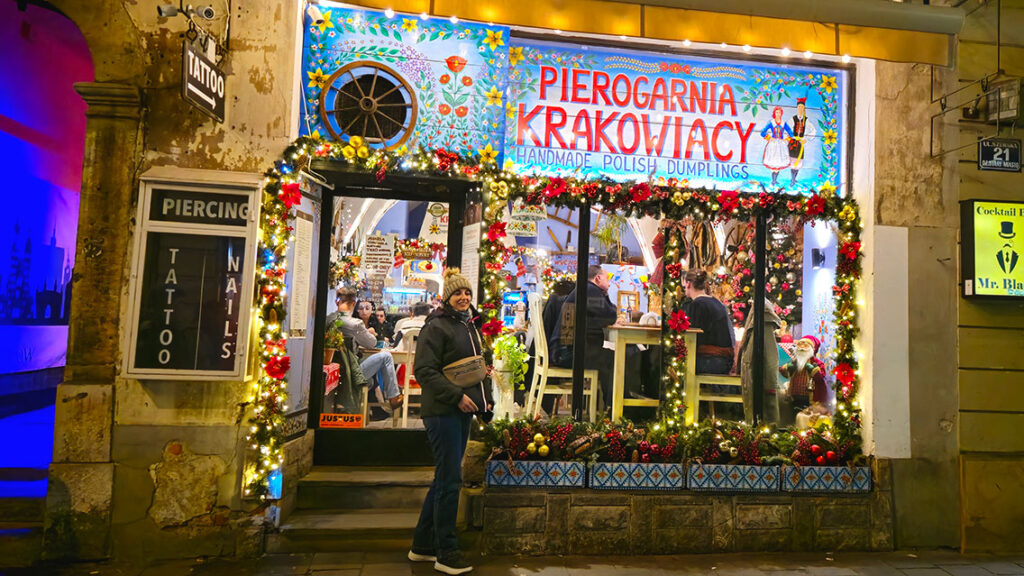 Pierogarnia Krakowiacy decorada en Navidad en Cracovia.