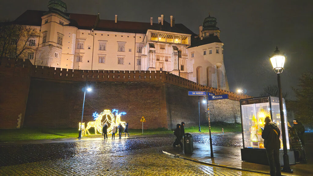 Castillo de Wawel iluminado en Navidad en Cracovia.