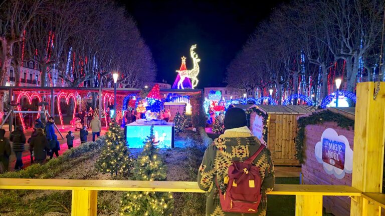 Decoración e iluminación de Navidad en Carcassonne de noche.