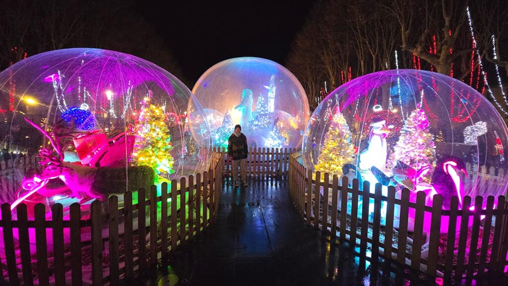 Bolas navideñas gigantes iluminadas en Carcassonne.