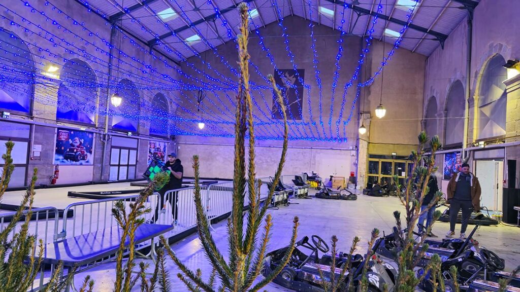 Circuito infantil de vehículos eléctricos en Les Halles de Carcassonne.