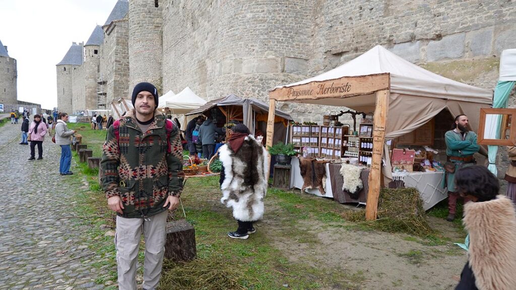 Mercado medieval de San Nicolás junto a las murallas de Carcassonne.