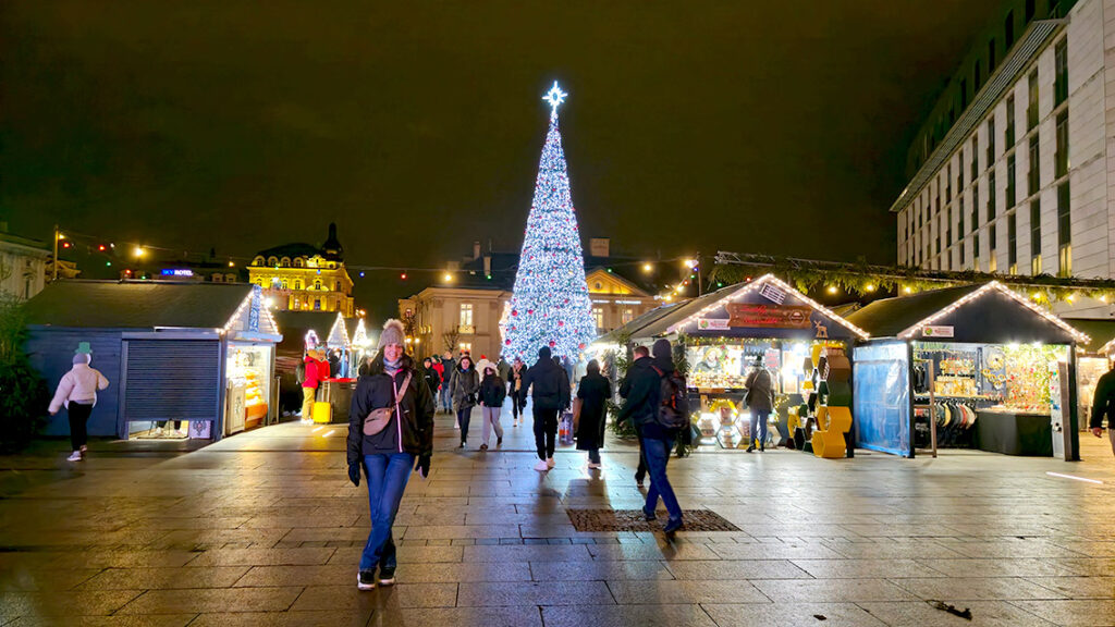 Mercadillo navideño junto a Galeria Krakowska en Cracovia.