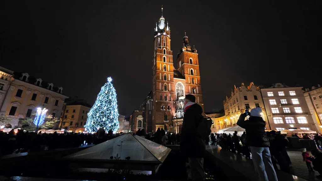 Árbol de Navidad junto a la Basílica de Santa María de Cracovia.