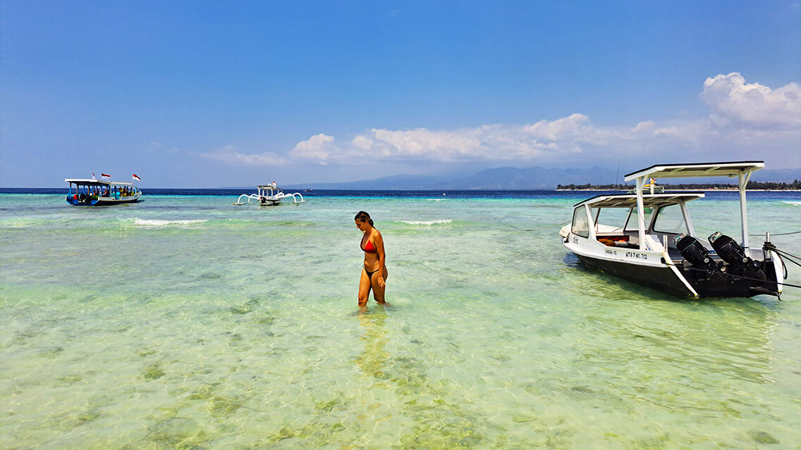 Mujer en aguas cristalinas de Gili Meno