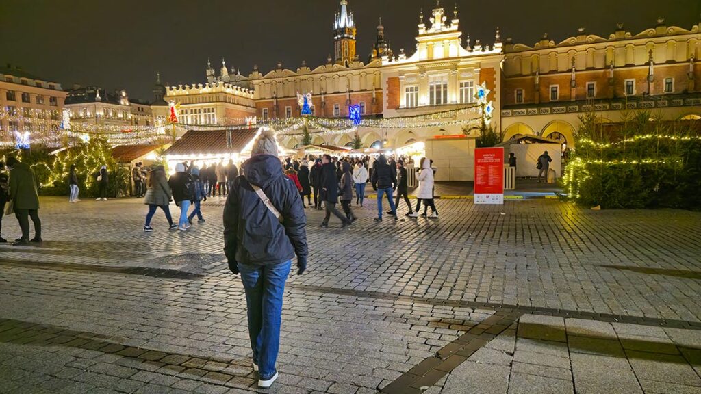 Rynek Główny iluminado durante la Navidad en Cracovia.
