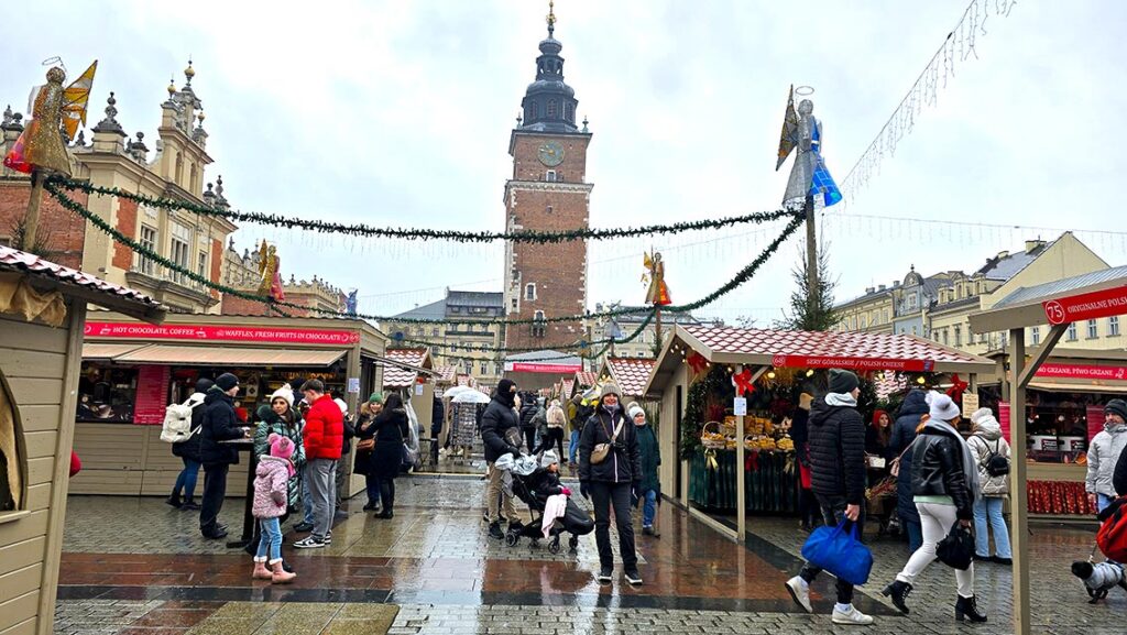 Mercadillo de Rynek Główny en Cracovia durante el día.