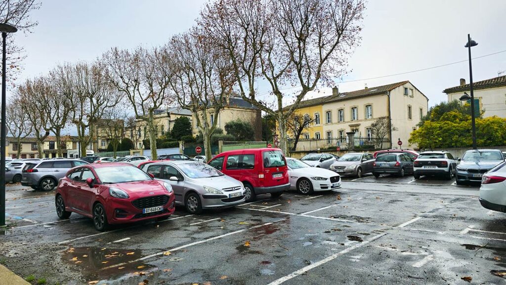Aparcamiento de superficie cerca del centro de Carcassonne.