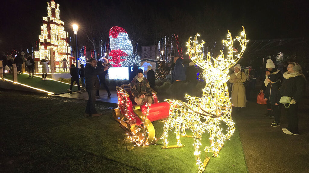 Renos y figuras navideñas iluminadas en Carcassonne.