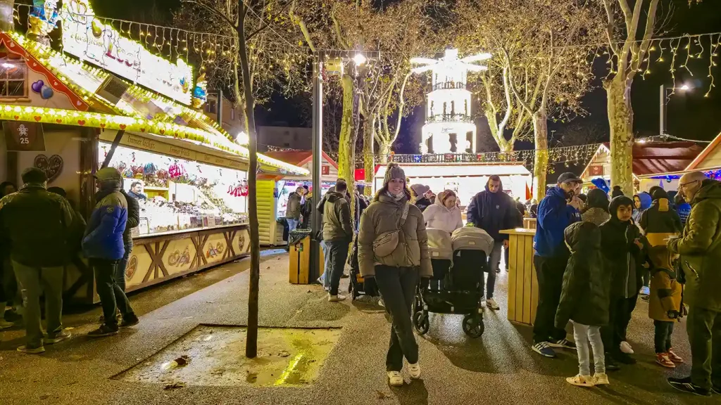 Ambiente en el mercadillo de Navidad de Narbona.