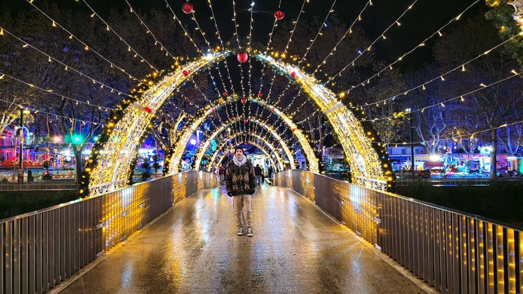 Túnel de luces navideñas sobre el Canal de la Robine en Narbona.