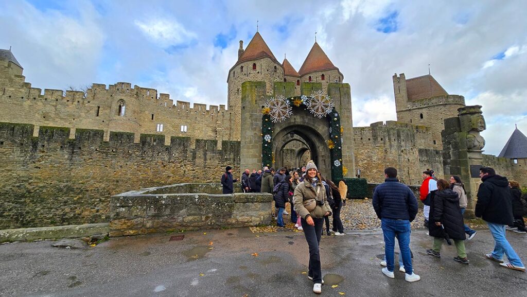 Entrada a la ciudad medieval de Carcassonne decorada en Navidad.