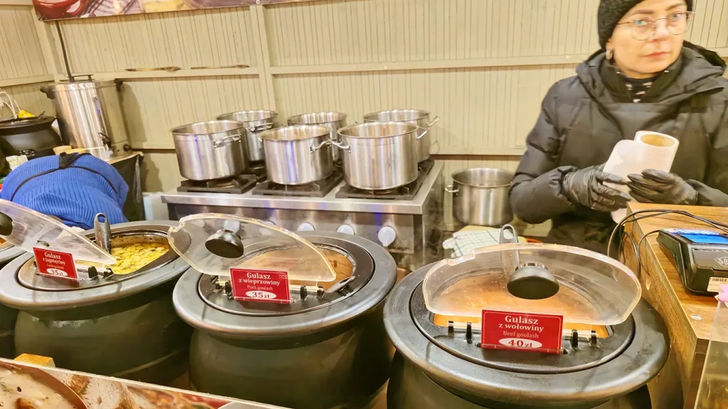 Sopas y gulasz en un puesto navideño de Cracovia.