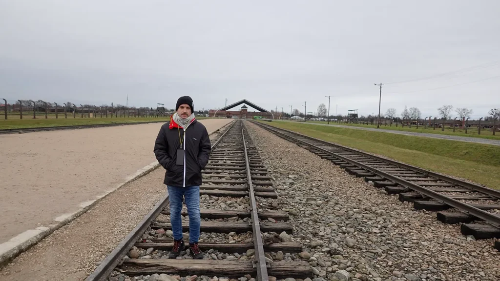 Vías de tren en el campo de Auschwitz-Birkenau.