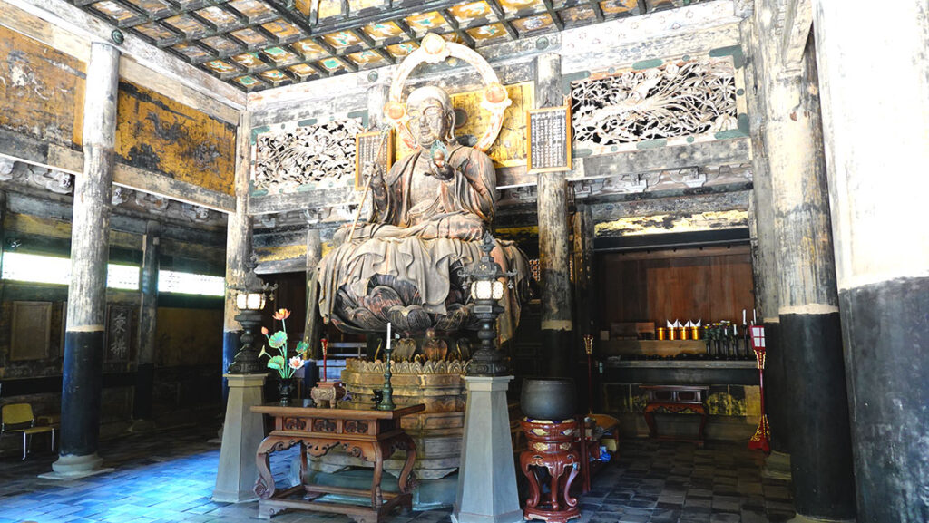 Figura de Buda antiguo en un templo de Kamakura.
