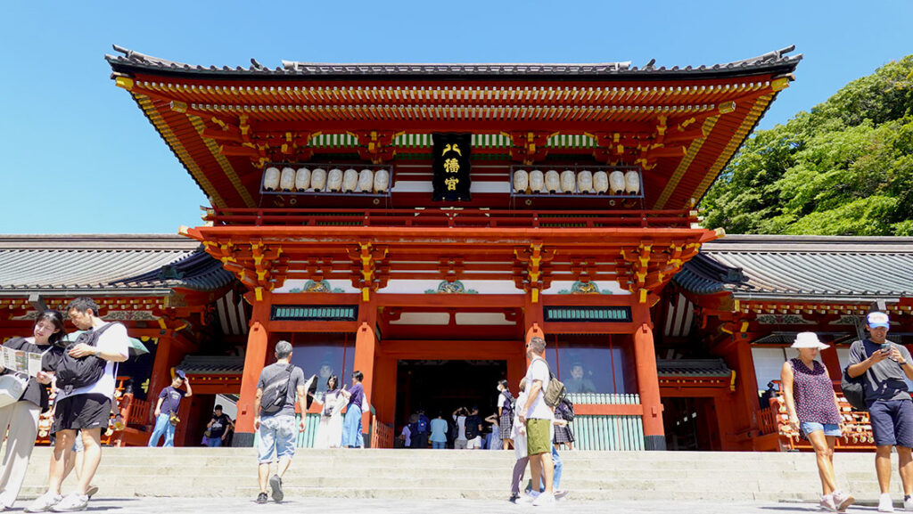 Joan en la entrada del Santuario Tsurugaoka Hachimangu.