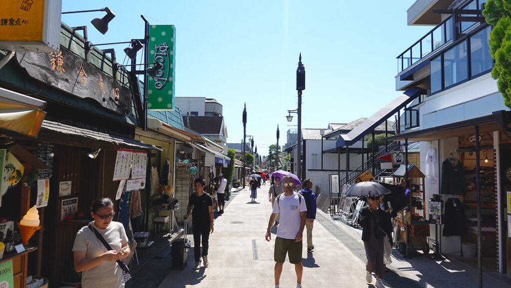 Joan en la calle comercial Komachi-dori.