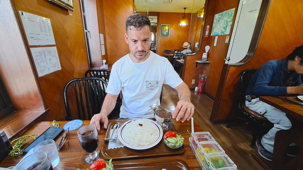 Joan comiendo Hayashi Rice en Caraway.