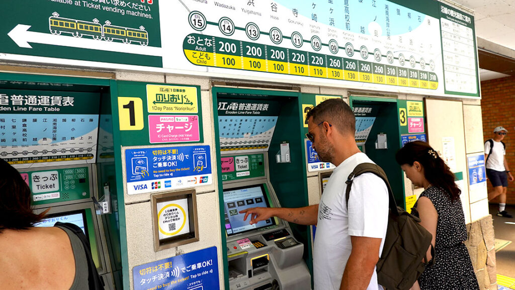 Joan comprando billetes de tren Enoden.
