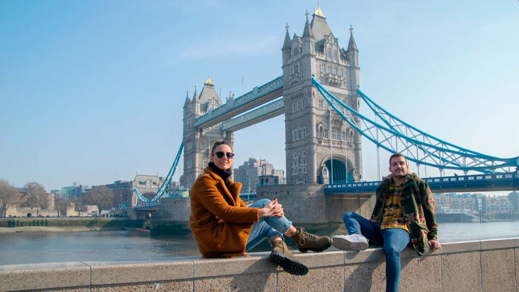 Pareja de viajeros junto al Tower Bridge de Londres.