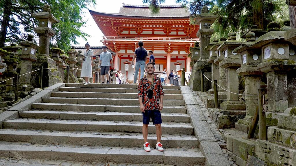 Joan en el camino de farolillos de Kasuga Taisha.
