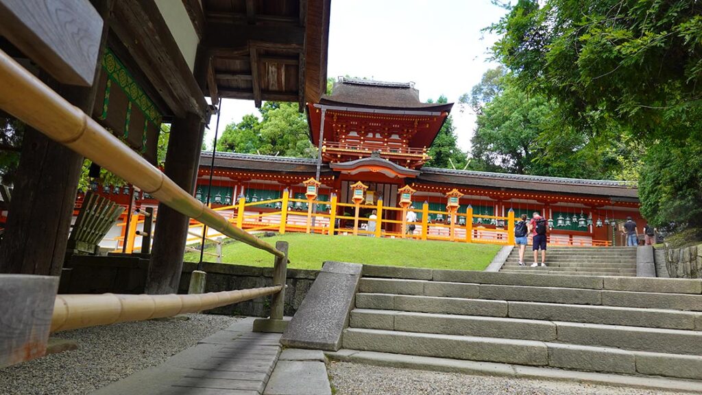 Vista lateral del santuario Kasuga Taisha.