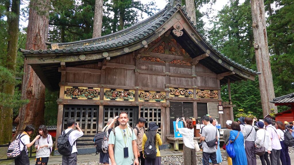 Joan frente al establo de los Tres Monos Sabios en Nikko.