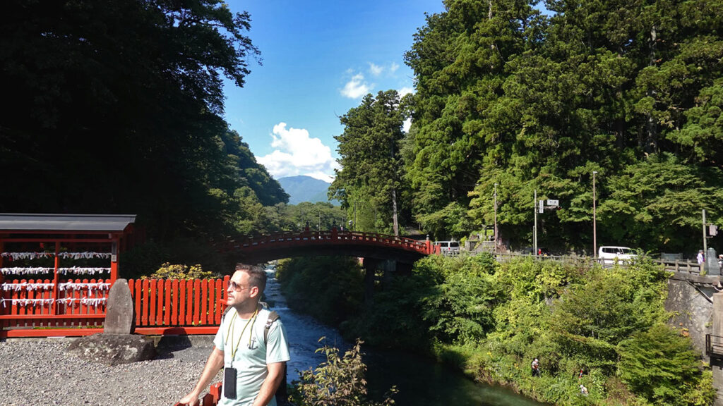 Joan posando frente al puente sagrado Shinkyo en Nikko.