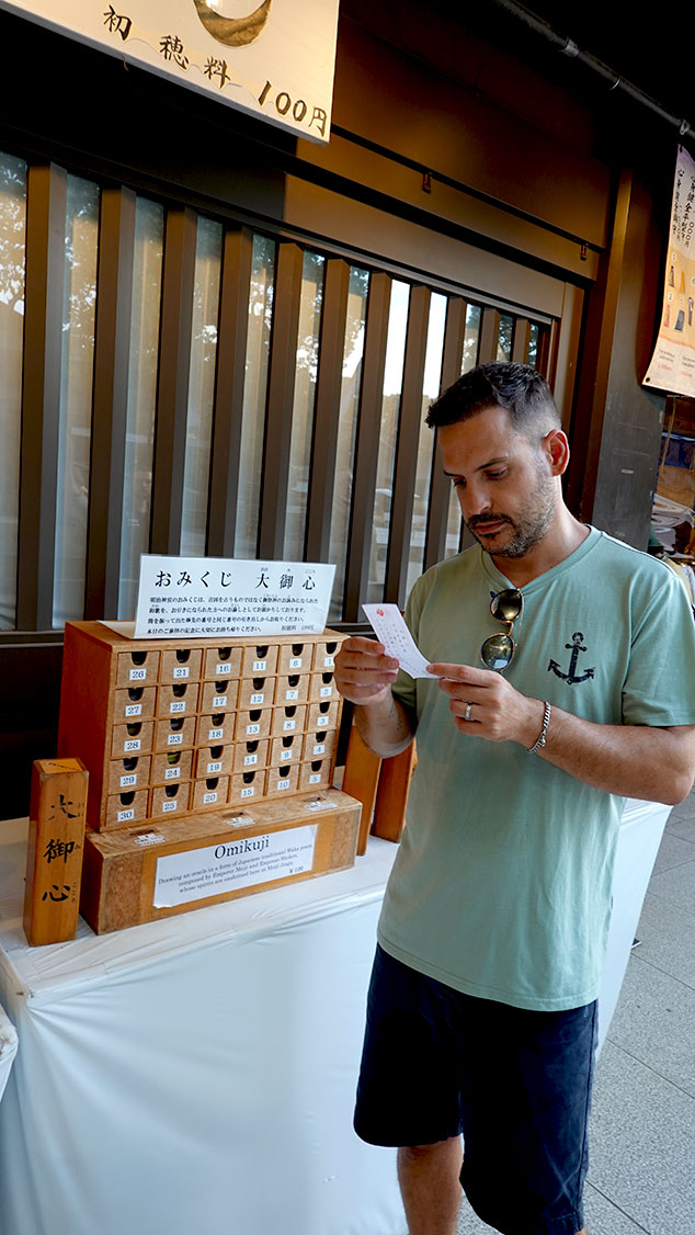 Leyendo una cita japonesa que puedes adquirir